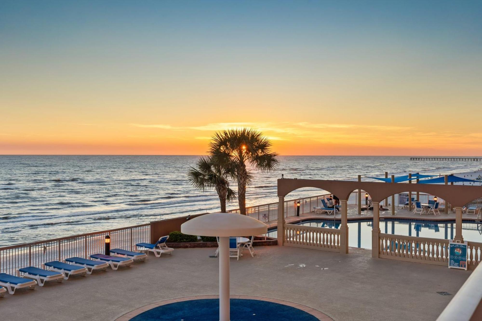 Holiday home Oceanfront W Pool Pier Park Access Front Retreat By Avantstay *
